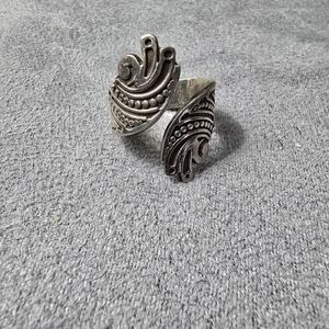 Elegant Silver Swirl Ring